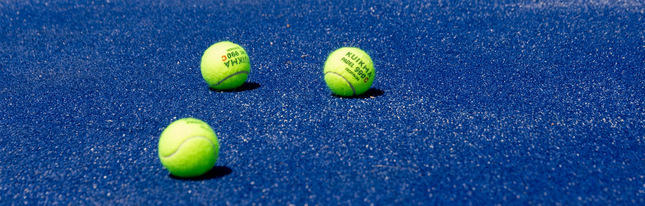Três bolas no court de Padel do Campo do Rosmaninho